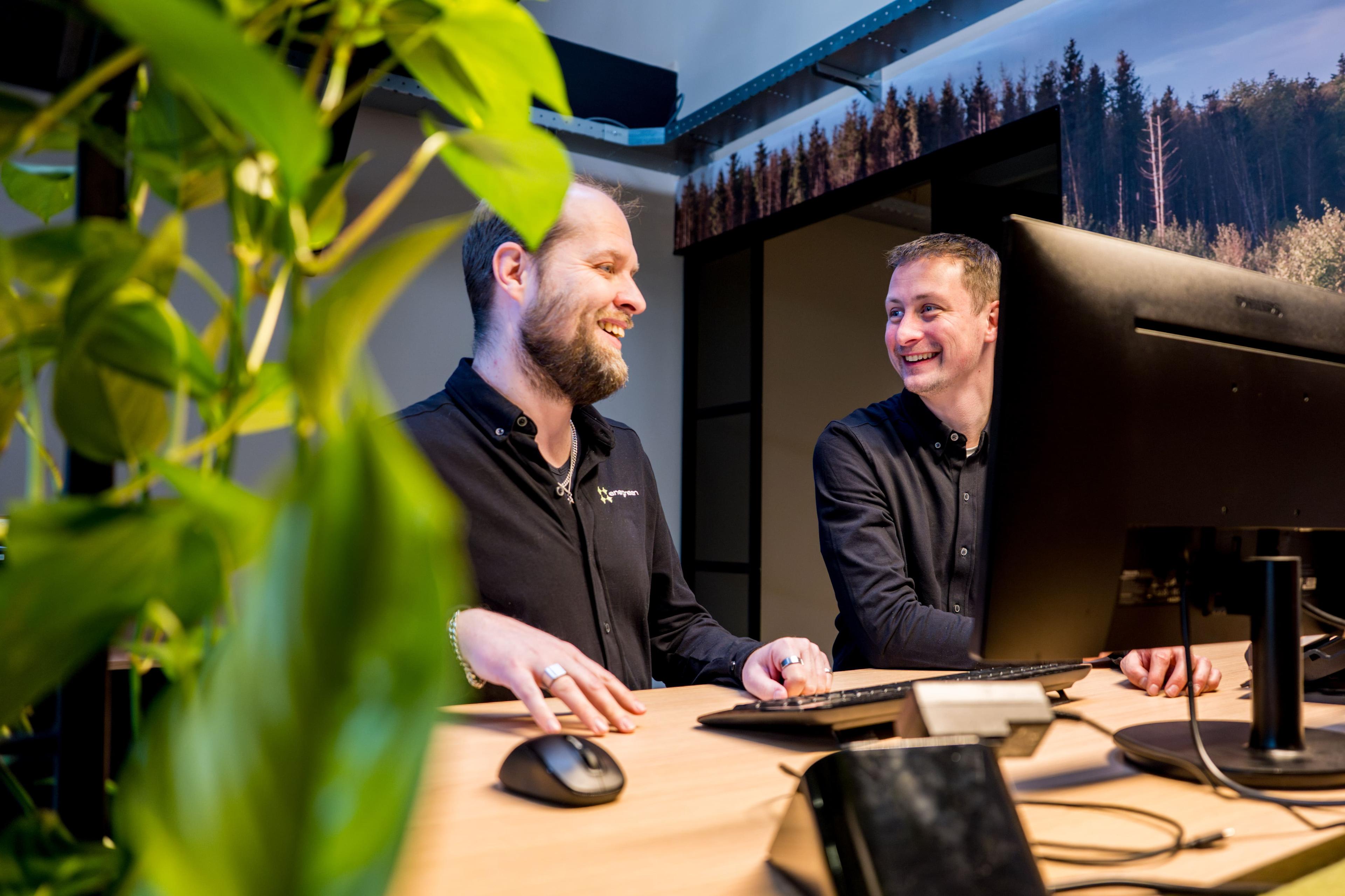 collega achter bureau.jpg