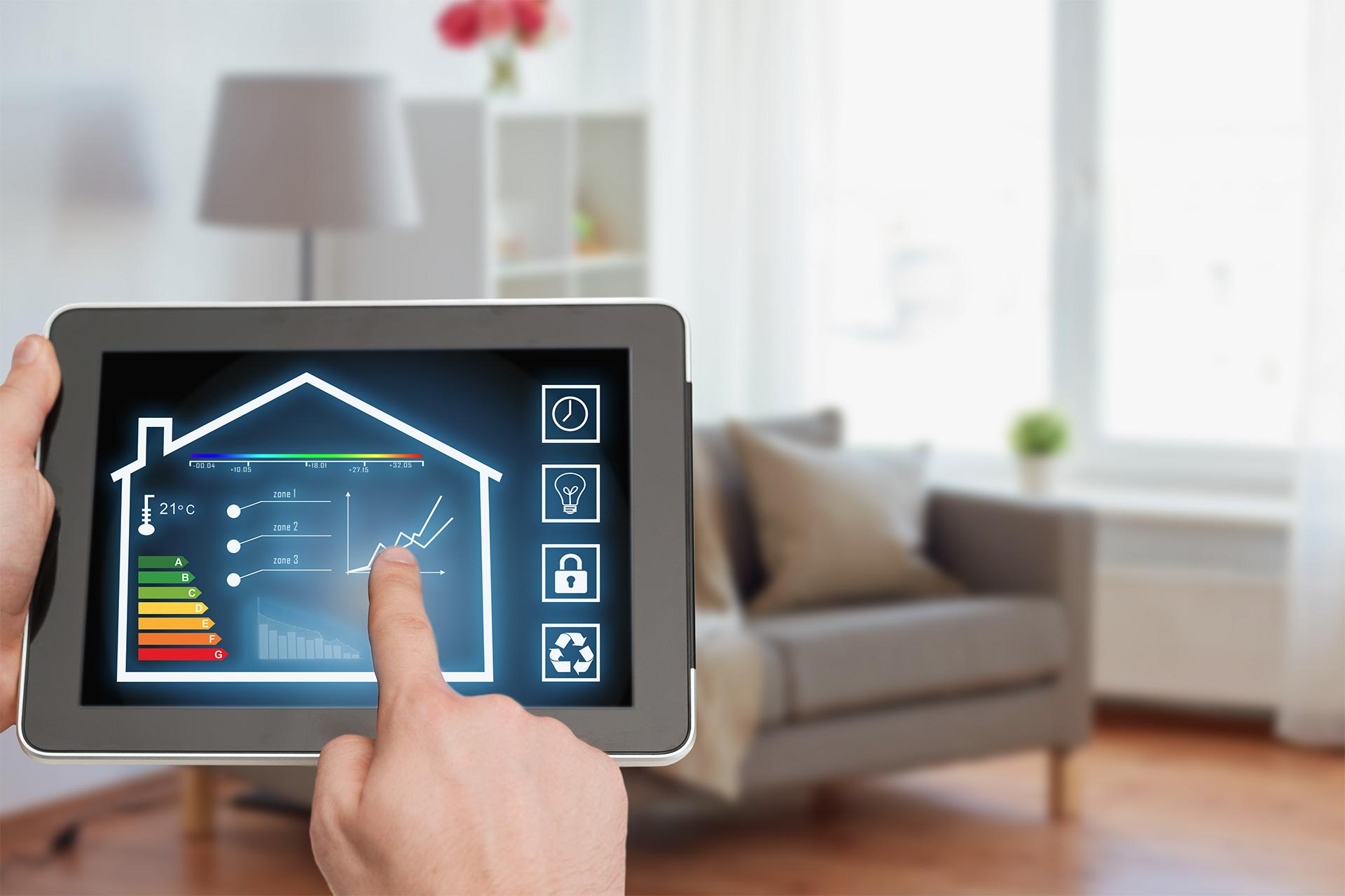Uitslag van een energiescan van een woning wordt getoond op een computer tablet