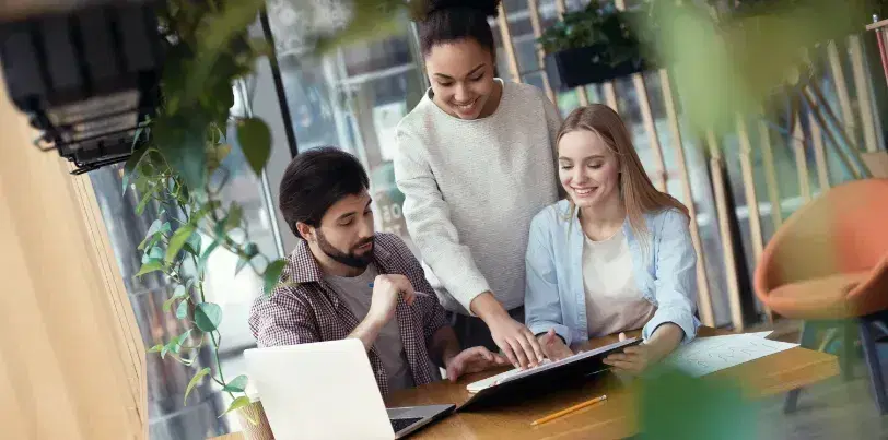 Een management team bekijkt de duurzame energie oplossingen die Energreen Pro adviseert.